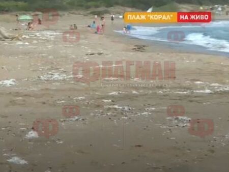 Морето изхвърля бели лентички на плаж „Корал“