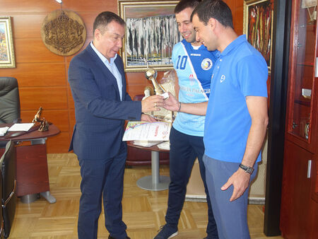 Кметът на Несебър Николай Димитров се срещна с с хандбалисти от клуб "Петър Бабев"