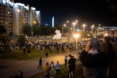 Нестихващо напрежение в Беларус: Трета нощ на протести и барикади