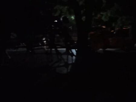 Майка зове Община Бургас: Мрак превзе Борисовата градинка, сложете лампи на децата (ВИДЕО)