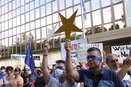 Ден 35 протести в София: Мълчане със завързани очи пред посолството на Германия