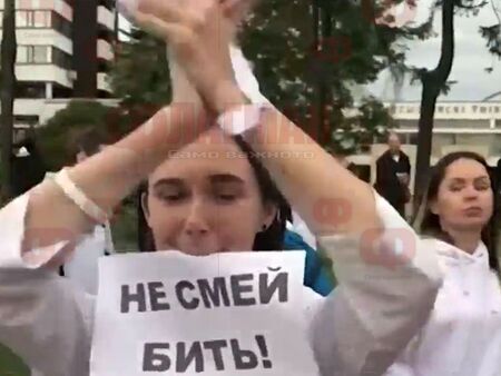 Полицаи стрелят с бойни куршуми на протест, арестуван демонстрант почина в болница в Минск