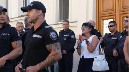 Протестиращи замерваха журналистката Ива Николова с домати и яйца пред парламента