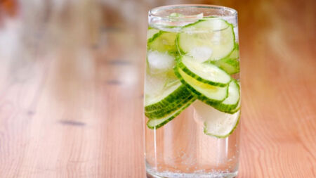 Започнете деня с вода с краставица: 6 ползи от супернапитката