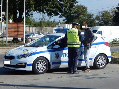 Тежко пиян заби Шкодата си в контейнери за боклук в Бургас и опита да избяга