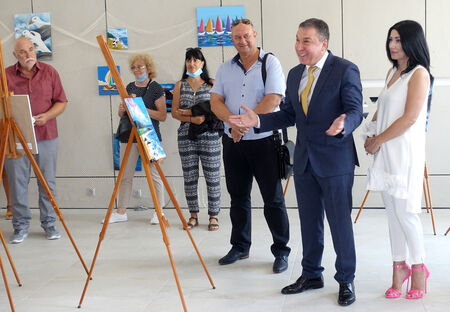 Кметът на Несебър Николай Димитров посети детска благотворителна изложба в Атриум център