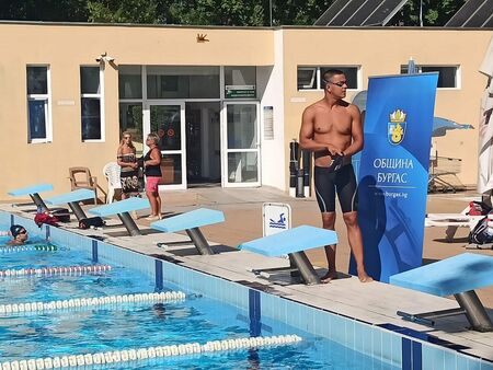 Над 100 деца надъхват Цанко Цанков за световен рекорд на 12-часово плуване