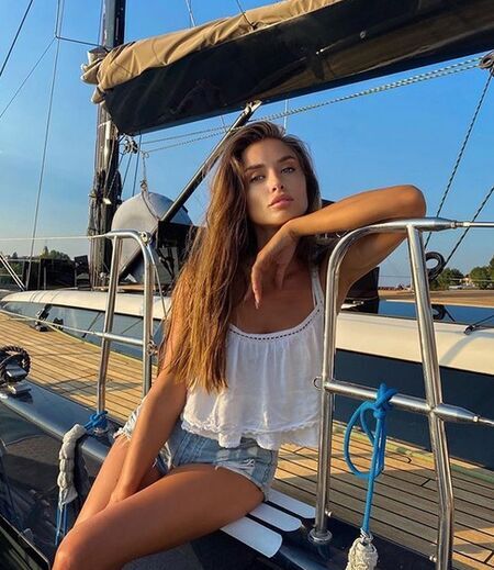 Саня Борисова бръмчи с нов любовник на луксозна почивка в Гърция