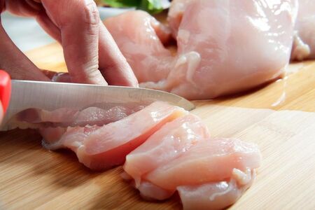 Зачестяват случаите на заразено със салмонела пилешко месо у нас