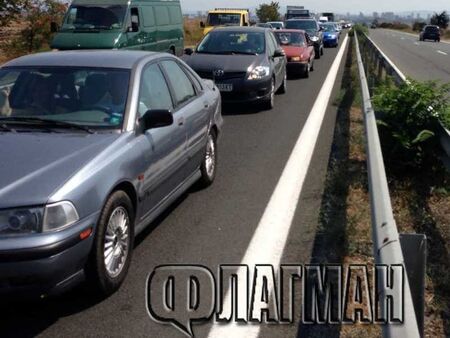 Верижно меле с пет коли затапи изхода на Бургас към АМ "Тракия"