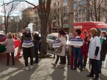 Медицински сестри излизат на протест