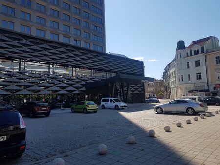 Чий е паркингът пред централния хотел "България" в Бургас и трябва ли да ви изгонят