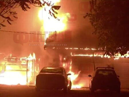 Огнен ад в Калифорния, десетки къщи и коли изгоряха