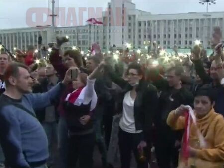 Хиляди на протест срещу Лукашенко, полицията не може да ги разпръсне