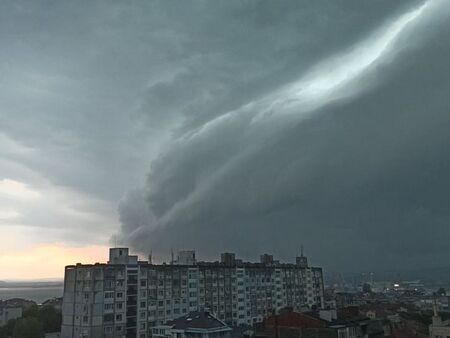 Внимание! Предупреждават за поройни валежи и опасни гръмотевици в Бургас