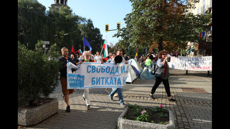 Протестиращи обсадиха сградата на КПКОНПИ