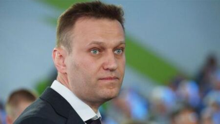 Алексей Навални в реанимация, подозират отравяне