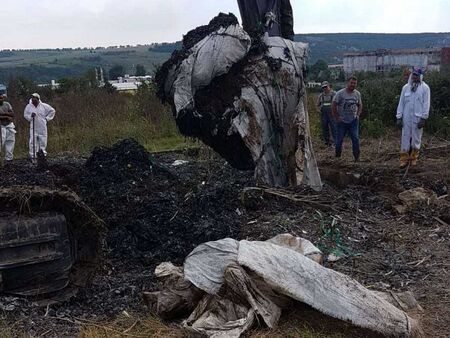 210 тона опасен отпадък са загробени в село Рупци (СНИМКИ)