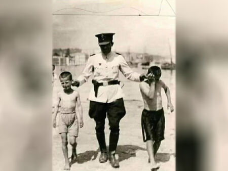 Спомен от Царство България: Полицай извежда за ушите деца, къпали се в морето без родители