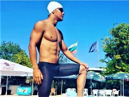 Цанко Цанков атакува световен рекорд за 12-часово непрекъснато плуване на басейн "Флора"