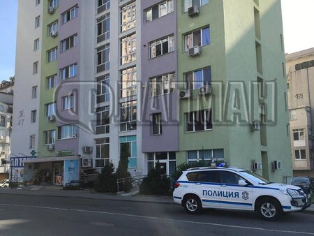 Драма в жк "Славейков": Жена се барикадира в дома си, заплашва, че ще скочи от шестия етаж