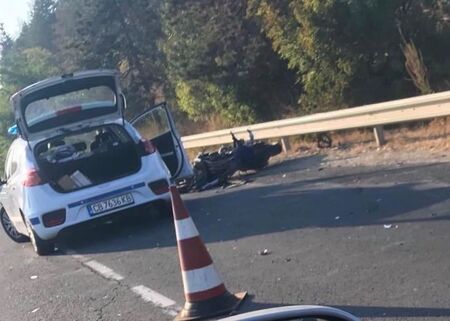 Тежка катастрофа с моторист край Лозенец, пътят е блокиран