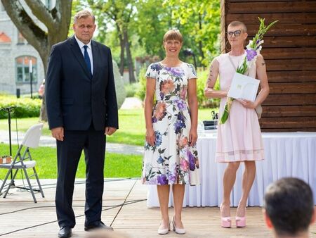 Кой е Мик Пярниц, облечен в рокля и сочен като син на естонския президент?