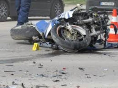 Моторист се заби в "Ауди" на светофара в Айтос