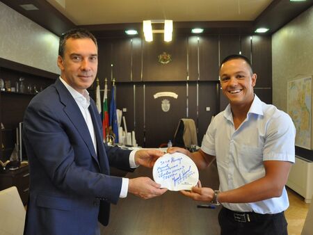 Кметът Димитър Николов предлага световния рекордьор Цанко Цанков за почетен гражданин на Бургас