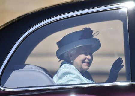 Кралица Елизабет видя внуците си през стъкло