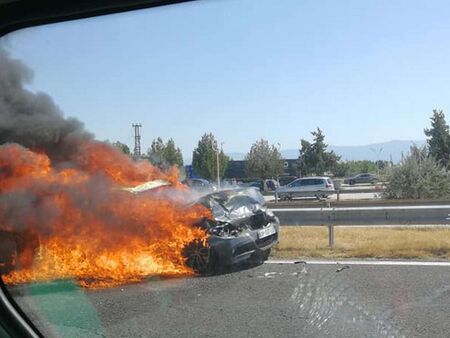 Верижно меле на АМ "Тракия", лек автомобил избухна в пламъци