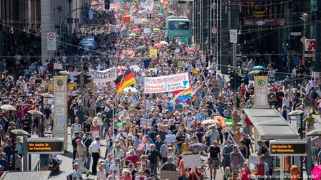 Стотици са арестувани на "антикорона" протести в Берлин