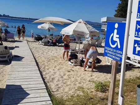 Грозен скандал на плажа в Китен! Майките от „Системата ни убива“ и НПО на инвалиди се хванаха за гушите