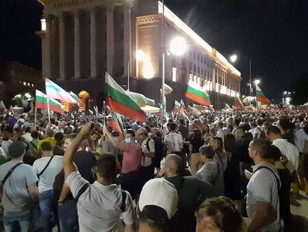 Протестът в София тази вечер (НА ЖИВО)