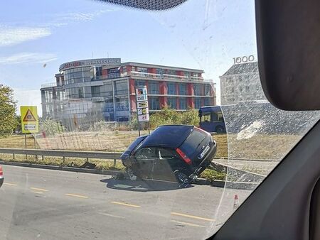 Автомобил "кацна" на мантинелата след каскада на бул. "Тодор Александров"