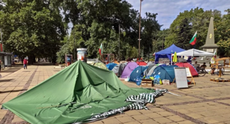 Полиция разтури палатките и във Варна