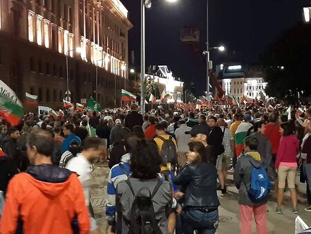 Ден 57: Хиляди пак протестират в София, но този път без бомбички