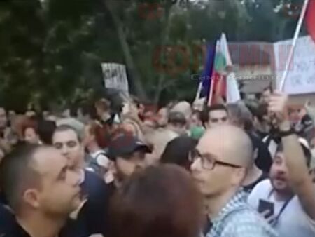 Полицейски кордон спря протестното шествие в Пловдив заради слух за Караянчева