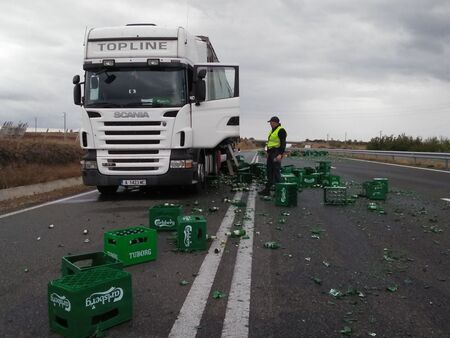 Водачът на авариралия тир с бира – мъртвопиян, тествал ли е товара си?