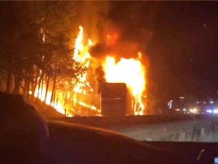Огнен ад на АМ "Тракия": Автобус с туристи се запали в движение (СНИМКИ)