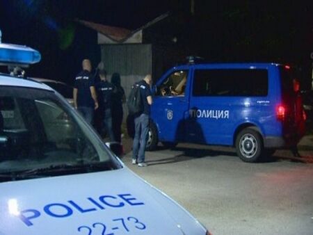 Акция в Царево: Полицаи щурмуваха апартамент, откриха много дрога и боен арсенал
