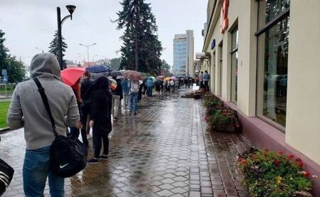 Цял ден опашка пред кафенето в Минск, което властта потроши заради приютени демонстранти