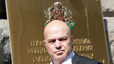 Слави Трифонов съди България заради трибагреника