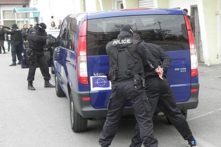 Спипаха трима опасни македонци, взломили апартамент в Бургас и откраднали боен пистолет