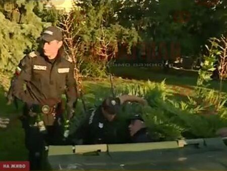 Полицаи на хайка в храстите, откриха бутилки, ножове, павета и спрейове