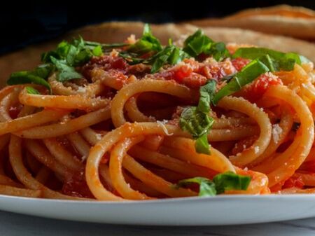 Италиански спагети с домати и босилек