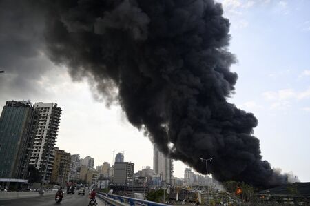 Голям пожар на пристанището в Бейрут месец след мощната експлозия