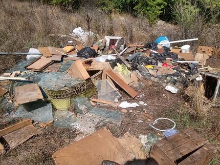 Гражданин от жк „Меден рудник“ натрупа купища боклук в боровата горичка