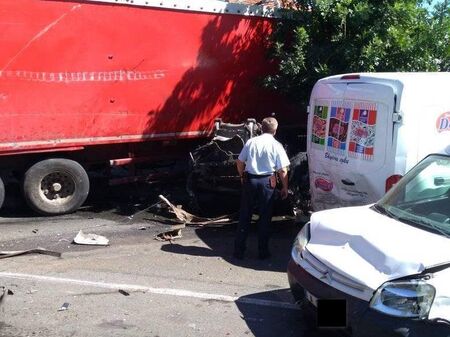 Извънредно! Жестока катастрофа в Айтос, камион помете автомобили до автогарата, има пострадали