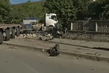 Нов ад на пътя: Камионът помете кола и се заби в къща, има загинал​​​​​​​